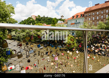 Graz, Österreich - 18. Juni 2016: Blick über eine Brücke, die voller Liebe Schließfächer auf den alten Uhrturm am Schlossberg, Schlossberg, in Gr Stockfoto