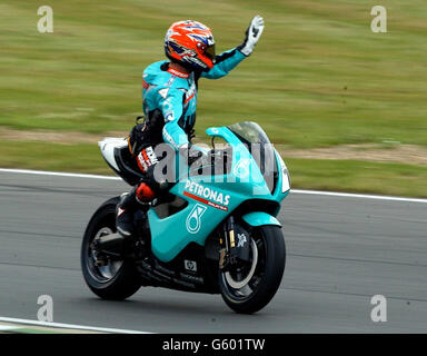 World Super Bikes Championship in Brands Hatch, Kent UK. Fromer-Weltmeister und jetzt Teamchef Carl Fogerty macht eine Runde für die Fans, um sein 3-Zylinder Foggy-Petronas-Rennrad zu zeigen Stockfoto