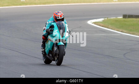 World Super Bikes Championship in Brands Hatch, Kent UK. Fromer-Weltmeister und jetzt Teamchef Carl Fogerty macht eine Runde für die Fans, um sein 3-Zylinder Foggy-Petronas-Rennrad zu zeigen Stockfoto