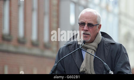 Colin Parry, Vater von Tim Parry, spricht während einer Zeremonie anlässlich des 20-jährigen Jubiläums der Warrington Bombe, Bridge Street, Warrington. Stockfoto