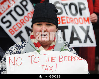 Protestierenden nehmen an einer Demonstration vor dem Rathaus von Croydon in Surrey Teil, gegen die von der Regierung vorgeschlagene "Schlafzimmersteuer", die die Vorteile für Menschen mit einem freien Zimmer reduzieren würde. Stockfoto