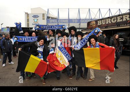 Fans von Marouane Fellaini zeigen im Everton ihre Unterstützung Fanzone vor dem Goodison Park Stockfoto