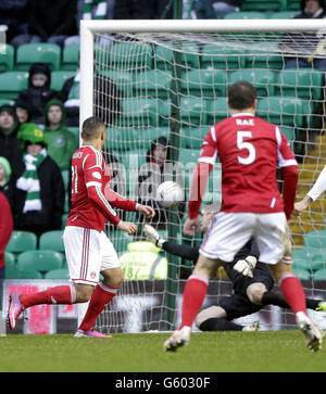 Fußball - Clydesdale Bank Scottish Premier League - Celtic gegen Aberdeen - Celtic Park. Aberdeen's Joshua Magennis erzielt seinen zweiten Treffer beim Spiel der Clydesdale Bank Scottish Premier League im Celtic Park, Glasgow. Stockfoto