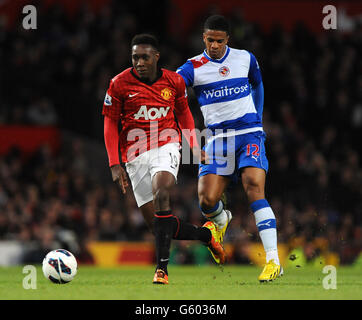 Fußball - Barclays Premier League - Manchester United / Reading - Old Trafford. Danny Welbeck von Manchester United (links) und Gareth McCleary von Reading (rechts) kämpfen um den Ball. Stockfoto