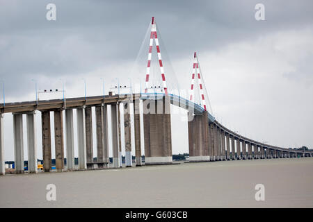 Saint-Nazaire-Brücke ist ein Kabel-gebliebene Brücke über die Loire Frankreich Stockfoto