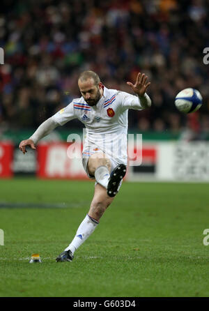 Der französische Frederic Michalak erzielt beim RBS Six Nations-Spiel im Stade de France in Paris eine Konversion. Stockfoto