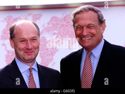 Douglas Flint, Finanzdirektor von HSBC (links), und Sir Keith Whitson, Chief Executive der HSBC-Gruppe bei HSBC in London, nachdem die Zwischenergebnisse der HSBC-Gruppe und der HSBC Holdings Plc 2002 bekannt gegeben wurden. Stockfoto