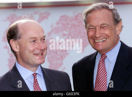 Douglas Flint, Finanzdirektor von HSBC (links), und Sir Keith Whitson, Chief Executive der HSBC-Gruppe bei HSBC in London, nachdem die Zwischenergebnisse der HSBC-Gruppe und der HSBC Holdings Plc 2002 bekannt gegeben wurden. Stockfoto