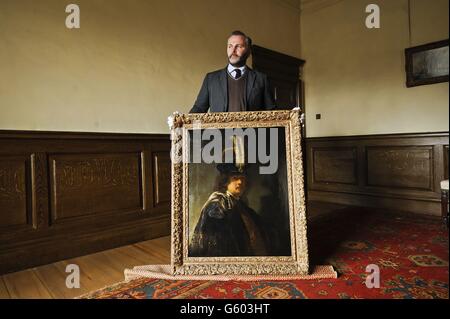 David Taylor, Kurator für Bilder und Skulpturen in der Buckland Abbey, hält ein kürzlich bestätigtes Selbstporträt von Rembrandt, das in der Devonshire Abbey entdeckt wurde. Stockfoto