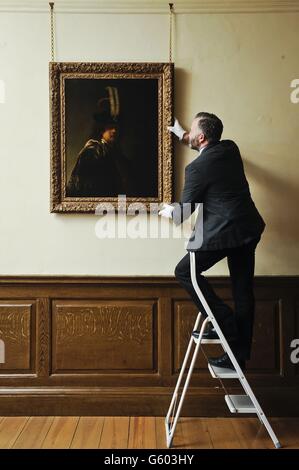 David Taylor, Kurator für Bilder und Skulpturen in der Buckland Abbey, inspiziert ein bestätigtes Selbstporträt von Rembrandt, das in der Devonshire Abbey entdeckt wurde. Stockfoto