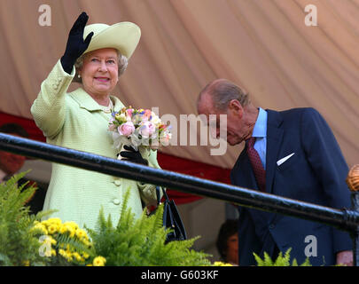 Die britische Königin Elizabeth II. Winkt bei ihrem Besuch in Preston, Lancashire, mit dem Herzog von Edinburgh neben ihr in die Menge. Die Königin ist auf der letzten Etappe ihrer Jubiläumstour, nachdem sie gestern die Abschlusszeremonie der Commonwealth Games in Manchester gesehen hat. Stockfoto