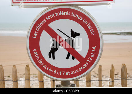 Keine Hunde am Strand außer auf Blei-Schild La Barre-de-Monts-Loire-Frankreich Stockfoto