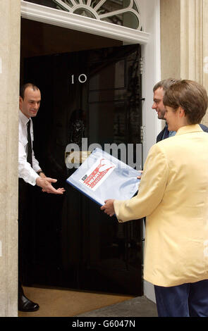 Von links, EDP London Korrespondent Ian Collins und Nachrichtenreporter Sharon Page in Downing Street, um eine Petition als Teil der "have a Heart Campaign" der Zeitung zu präsentieren. Stockfoto