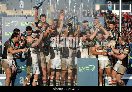 Rugby Union - LV=Pokalfinale - Sale Sharks gegen Harlekins - Sixways Stadium. Luke Wallace von Harlequins hebt die Trophäe nach dem Sieg von Harlequins über Sale Sharks im LV=Cup-Finale im Sixways Stadium, Worcester. Stockfoto