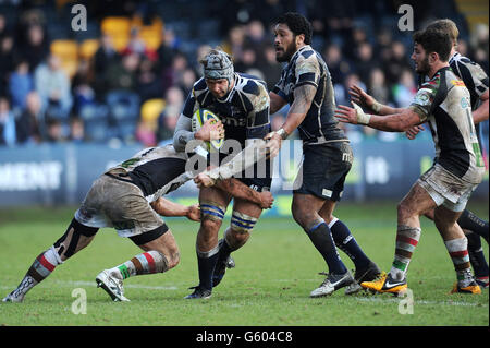 Rugby Union - LV=Pokalfinale - Sale Sharks gegen Harlekins - Sixways Stadium. Sale Sharks' Andrei Ostrikov wird vom Harlekins' Mark Lambert während des LV=Cup Finales im Sixways Stadium, Worcester, angegangen. Stockfoto