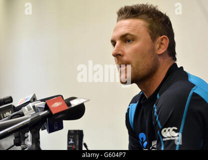 Der neuseeländische Kapitän Brendon McCullum spricht mit den Medien, nachdem das Spiel am fünften Tag des zweiten Testspiels im Hawkins Basin Reserve, Wellington, Neuseeland, wegen Regen aufgegeben wurde. Stockfoto