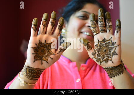 schöne Inderin verheiratet mit Henna-Design auf ihre Hände MODEL-RELEASE Stockfoto