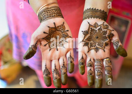 Henna-Design an den Handflächen eine verheiratete Inderin MODEL-RELEASE Stockfoto
