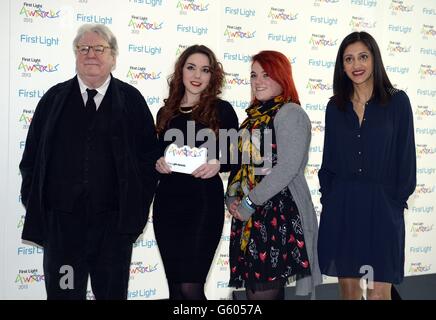 Sir Alan Parker (links) und Manjinder Virk (rechts) stehen neben Rachel Welsh (Mitte links) und Keira Georgeson (Mitte rechts) aus Swindon, mit dem Preis für den besten Film von über 13 Jahren bei den First Light Awards, die im Odeon, Leicester Square, London, stattfinden. Stockfoto