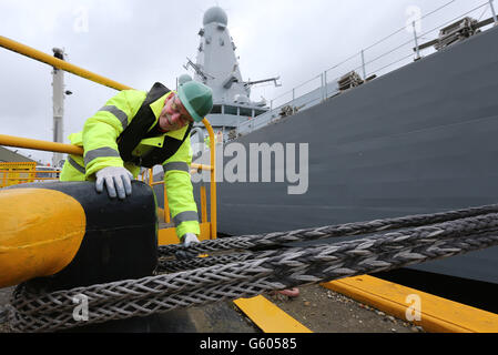 John Dolan wirft die letzte Linie als DUNCAN, der letzte Typ 45 Destroyer verlässt BAE Systems' Scotstoun Werft, während er vor der offiziellen Übergabe an die Royal Navy zum HM Naval Base Portsmouth aufbricht. Stockfoto