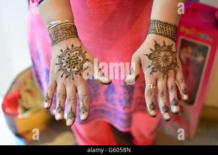 Henna-Design auf der Rückseite eine verheiratete Inderin Stockfoto