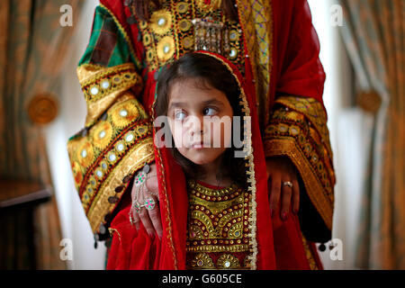 Shabnam Azad aus Afghanistan hält ihre Nichte Wafa Nazari in der Residenz des Oberbürgermeisters im Mansion House in Dublin für die Fotozelle zur Feier von „Nowruz“, was den Neuen Tag bedeutet und der Name des iranischen/persischen Neujahrs ist. Stockfoto