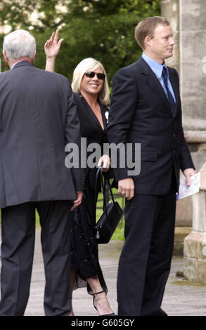 Letitia Dean und Ricky Groves von EastEnders kommen in der St Albans Cathedral in Hertfordshire an, wo der ehemalige Hear'Say-Sänger Kym Marsh und EastEnders-Star Jack Ryder den Knoten festmachen sollten. Stockfoto