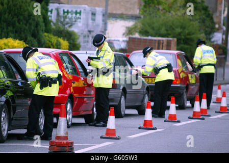 Die Polizei hält Autofahrer vor der Schulfahrt auf der Sand Street, Soham, Cambridgeshire an, wo Augenzeugen die beiden Mädchen Holly Wells und Jessica Chapman am vergangenen Sonntag gesehen hatten. * die Beamten hielten an und bequizten die Fahrer, die die Heimatstadt der Mädchen in Soham betraten und verließen, beginnend kurz nach 17 Uhr - nur 45 Minuten, bevor die Mädchen vermutlich Hollys Haus am letzten Sonntag verlassen haben. Die Autozulassung wurde notiert und die Fahrer fragten, ob sie am letzten Sonntagabend in der Stadt gewesen seien, als die Mädchen verschwanden. Stockfoto