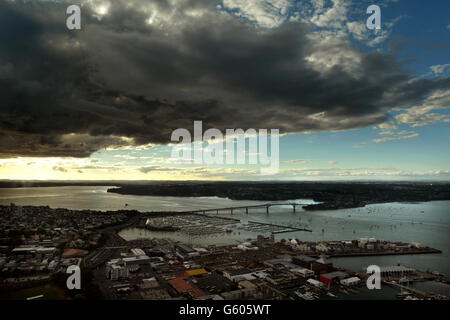 Westhaven Marina und Auckland Harbour Bridge werden bei Sonnenuntergang in Auckland, Neuseeland, gesehen. Stockfoto