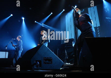 Von links nach rechts: Gem Archer, Andy Bell und Liam Gallagher von Oasis treten im Roseland in New York City, USA, auf. Einige Bandmitglieder wurden in Indianapolis, Indiana, USA, verletzt, als ihr Taxi mit dem Kopf auf ein anderes Fahrzeug prallte. * Noel Gallagher zeigte keine Anzeichen für den Schock, die Schnitte oder die Blutergüsse, die er beim Unfall am vergangenen Dienstag erlitten hatte. Stockfoto