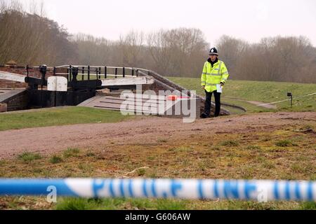 Polizei am Tatort des Worcestershire Canal im Springfield Park, in der Nähe von Wolverley Court Lock in Kidderminster, wo der sechsjährige Imie Harrison nach einem Sturz in einen Kanal starb. Stockfoto