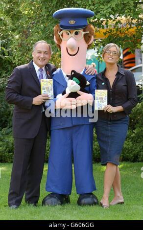 Die Nachrichtenredakteurin Alastair Stewart und die Holby City-Schauspielerin Tina Hobley begleiten Postman Pat während einer Fotoaktion zur Veröffentlichung des Kindervideos „Calling All Toddlers 2“, von dem aus 5 von jedem Verkauf zwischen dem NSPCC und NCH im Londoner Zoo geteilt werden. Stockfoto