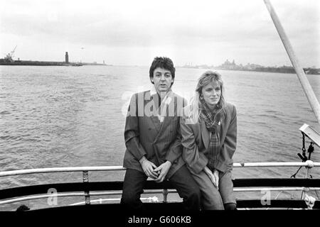 Der ehemalige Beatle Paul McCartney unternimmt eine nostalgische Reise mit einer Mersey Ferry während einer Tour durch seine Heimatstadt. Seine Band Wings spielte am Beginn einer landesweiten Tournee im Royal Court Theatre in Liverpool. Stockfoto