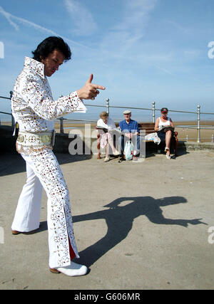 Elvis Tribute Künstler Michael King auf der Promenade in Blackpool während des Starts der Elvis Experience, die am 25. Todestag von Presley in den Winter Gardens in Blackpool stattfindet. *...das Elvis Experience Weekend in Blackpool wird voraussichtlich tausende elvis-Fans in die Küstenstadt locken, um Presley Tribut zu zollen. 30/01/04: Elvis Tribute Künstler Michael King auf der Promenade in Blackpool. Elvis-Fans aus ganz Großbritannien, Europa und Amerika werden in Blackpool, wo ein Wettbewerb und eine Convention in Erinnerung an 'The King' stattfindet, aufrüttelt. Preise in Höhe von insgesamt Stockfoto