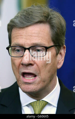 Bundesaußenminister Guido Westerwelle spricht bei einem informellen Treffen der EU-Außenminister in Dublin Castle zu den Medien, um zu diskutieren, ob ein Waffenembargo gegen syrische Rebellen aufgehoben werden sollte. Stockfoto