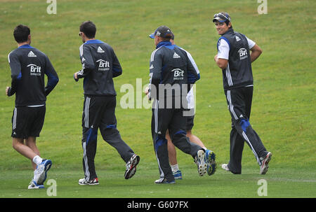 Englands Kapitän Alastair Cook (rechts) schaut während einer Nets-Übungssitzung an der University Oval, Dunedin, Neuseeland, nach. Stockfoto