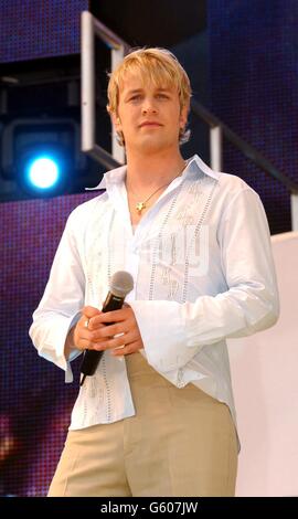 Kian Egan von Westlife spielt auf der Bühne während der Capital Radio Party 95.8 im Park, im Hyde Park, London, zugunsten des Prince's Trust. Stockfoto