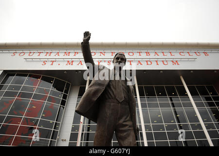 Die Statue des ehemaligen Southampton-Spielers und Managers Ted Bates vor dem St Mary's Stadium. Stockfoto