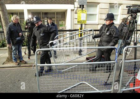 Polizeibeamte errichten Barrieren für die Medien vor dem King Edward VII Hospital in London, wo Königin Elizabeth II. Ihre Genesung fortsetzt, nachdem sie mit Symptomen einer Gastroenteritis eingeliefert wurde. Stockfoto