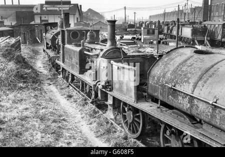 L &amp; SWR Eastleigh Schrottplatz am 12. April 1947. Im Vordergrund steht, dass Brighton Terrier B683 eingeklemmt zwischen zwei l &amp; SWR-Sattel Stockfoto