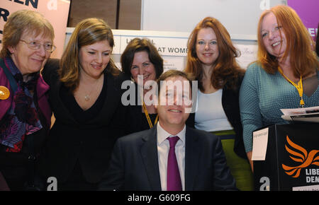 Nick Clegg, stellvertretender Premierminister und Vorsitzender der Liberaldemokraten, stellt sich mit den Parteigläubigen auf, während er während der Frühjahrstagung der Liberaldemokraten im Hilton Brighton Metropole durch die Ausstellungsstände fährt. Stockfoto