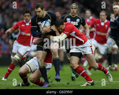 Der schottische Tim Visser wird von Wales Jamie Roberts während des RBS Six Nations-Spiels im Murrayfield Stadium, Edinburgh, angegangen. Stockfoto