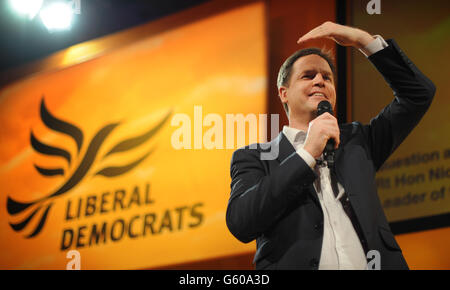 Nick Clegg, stellvertretender Premierminister und Vorsitzender der Liberaldemokraten, hält eine Fragerunde mit Parteimitgliedern auf der liberaldemokratischen Frühjahrstagung in Brighton ab. Stockfoto