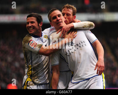 Steve Morison von Leeds United feiert sein zweites Tor mit David Norris (links) und Paul Green (rechts) während des npower Football League Championship-Spiels im Selhurst Park, London. Stockfoto