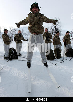 A Marine springt mit Sternen, während die Truppen an der Übung Hairspring 2013 teilnehmen, die sich auf das Überleben bei kaltem Wetter und das Kriegstraining für Royal Marines Commando-Reservisten in der Bergkette nahe der Porsanger Garrison bei Lakselv, Norwegen, konzentriert. Stockfoto