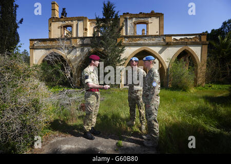 Generalmajor Ranald Munro (kastanienbraun) mit Soldaten der Territorialen Armee während seines Besuchs bei britischen Streitkräften während ihrer Dienstreise durch die Pufferzone der Vereinten Nationen zwischen dem griechischen und dem türkisch kontrollierten Zypern. Stockfoto