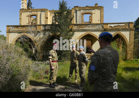 Generalmajor Ranald Munro (kastanienbraun) mit Soldaten der Territorialen Armee während seines Besuchs bei britischen Streitkräften während ihrer Dienstreise durch die Pufferzone der Vereinten Nationen zwischen dem griechischen und dem türkisch kontrollierten Zypern. Stockfoto