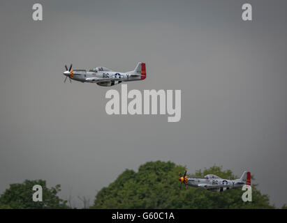 Zwei Modell American Mustang Kampfflugzeuge fliegen über Biggin Hill am Festival of Flight Stockfoto