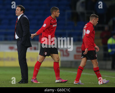 Cardiff City Manager Malky Mackay dankt Torschützenkönig Rudy Gestede (Mitte) nach seinem späten Ausgleich während des npower Championship-Spiels im Cardiff City Stadium, Cardiff. Stockfoto