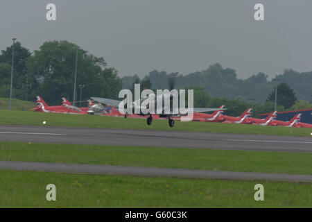 RAF Spitfire Kämpfer Flugzeug startet am Flughafen Biggin Hilll in Kent mit Royal Air Force Red Arrows Hawk-Jets am Boden Stockfoto